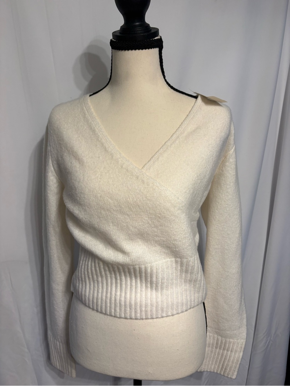 Abercrombie & Fitch Cream V-Neck Sweater SZ XS Quiet Luxury Coquette